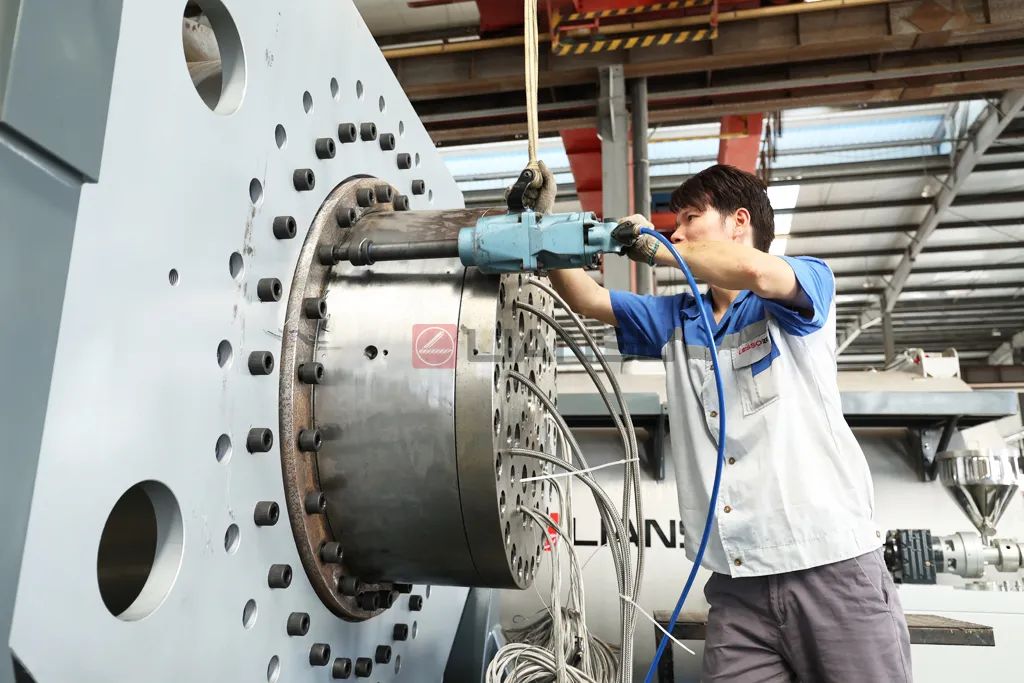 1751267886136852.jpg LIANSU hdpe pipe extruder die head installation.jpg